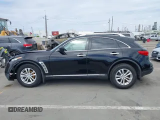 2014 Infiniti QX70 z VIN JN8CS1MW6EM410091, wystawiony jako IAAI lot #41896327 z przebiegiem 139 021 mil mil oraz . Historia ofert i sprzedaży dostępna na DreamBid. Obrazek 14.