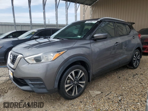 2019 Nissan Kicks SV z VIN 3N1CP5CU8KL495433, wystawiony jako Copart lot #53341965 z przebiegiem 95 697 mil mil oraz Czysty tytuł • Clean title. Historia ofert i sprzedaży dostępna na DreamBid. Obrazek 1.