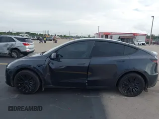 2024 Tesla Model Y z VIN 7SAYGDED3RF041788, wystawiony jako IAAI lot #42644453 z przebiegiem 22 189 mil mil oraz . Historia ofert i sprzedaży dostępna na DreamBid. Obrazek 14.