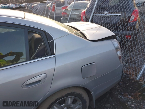 2006 Nissan Altima 2.5 with VIN 1N4AL11D06N385807, listed as a IAAI auction lot 41818211 with 999,999 mi miles. Bid and sale history available at carsss.com. Image 6.