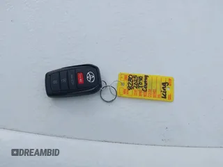 2025 Toyota Camry LE z VIN 4T1DAACK6SU545886, wystawiony jako IAAI lot #42120578 z przebiegiem Nie podano mil oraz . Historia ofert i sprzedaży dostępna na DreamBid. Obrazek 11.