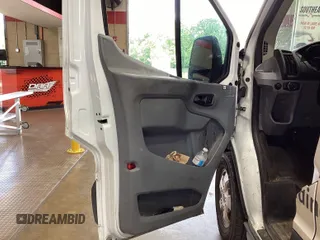 2019 Ford Transit z VIN 1FTYR1YGXKKA54025, wystawiony jako IAAI lot #42650341 z przebiegiem 129 672 mil mil oraz . Historia ofert i sprzedaży dostępna na DreamBid. Obrazek 2.