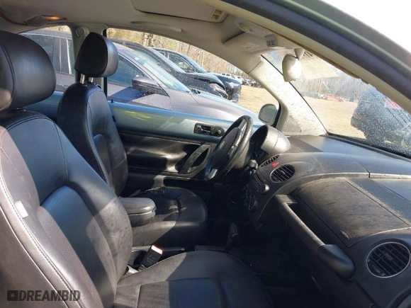 2010 Volkswagen New Beetle Coupe with VIN 3VWRW3AG2AM018644, listed as a IAAI auction lot 41815380 with 99,738 mi miles. Bid and sale history available at carsss.com. Image 5.