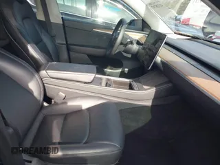 2023 Tesla Model Y Long Range z VIN 7SAYGAEE5PF603128, wystawiony jako IAAI lot #41328797 z przebiegiem 63 527 mil mil oraz . Historia ofert i sprzedaży dostępna na DreamBid. Obrazek 5.