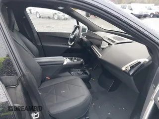 2024 BMW iX xDrive50 z VIN WB523CF00RCN76736, wystawiony jako IAAI lot #41162938 z przebiegiem 21 575 mil mil oraz . Historia ofert i sprzedaży dostępna na DreamBid. Obrazek 5.