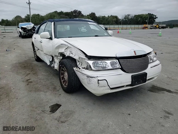 1999 Lincoln Town Car Signature with VIN 1LNHM82W3XY672309, listed as a Copart auction lot 72016204 with 31,578 mi miles and Salvage Title. Bid and sale history available at carsss.com. Image 10.