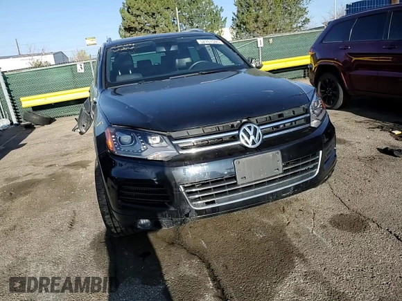 2014 Volkswagen Touareg X z VIN WVGEP9BP5ED008560, wystawiony jako Copart lot #52767595 z przebiegiem Nie podano mil oraz Szkoda całkowita • Salvage title. Historia ofert i sprzedaży dostępna na DreamBid. Obrazek 11.
