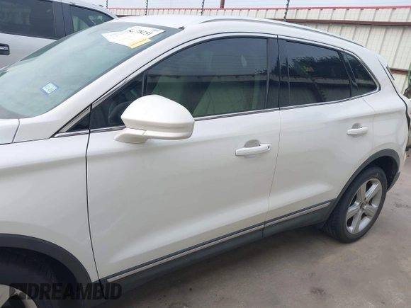 2017 Lincoln MKC Premiere z VIN 5LMCJ1C99HUL69530, wystawiony jako IAAI lot #42278151 z przebiegiem 45 809 mil mil oraz . Historia ofert i sprzedaży dostępna na DreamBid. Obrazek 14.
