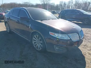 2011 Lincoln MKS EcoBoost z VIN 1LNHL9FT1BG608874, wystawiony jako IAAI lot #41831032 z przebiegiem 163 614 mil mil oraz . Historia ofert i sprzedaży dostępna na DreamBid. Obrazek 1.
