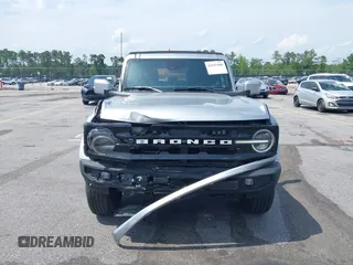 2023 Ford Bronco z VIN 1FMEE5DPXPLB06603, wystawiony jako IAAI lot #42183408 z przebiegiem 22 272 mil mil oraz . Historia ofert i sprzedaży dostępna na DreamBid. Obrazek 12.