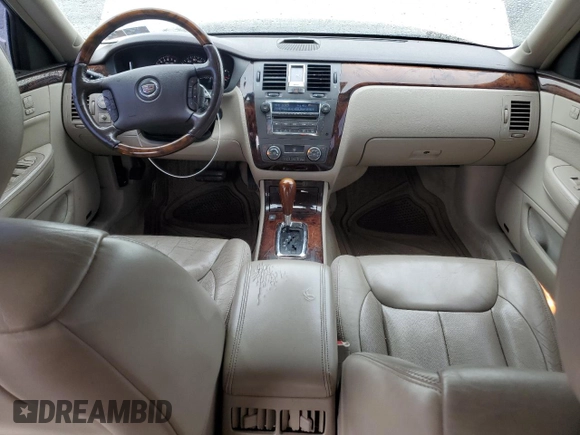 2008 Cadillac DTS 1SA z VIN 1G6KD57Y48U178829, wystawiony jako Copart lot #56669235 z przebiegiem 118 380 mil mil oraz Szkoda całkowita • Salvage title. Historia ofert i sprzedaży dostępna na DreamBid. Obrazek 8.