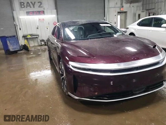 2022 Lucid Air Grand Touring z VIN 50EA1GBA0NA001260, wystawiony jako Copart lot #52131155 z przebiegiem 25 673 mil mil oraz Szkody całkowita. Historia ofert i sprzedaży dostępna na DreamBid. Obrazek 14.