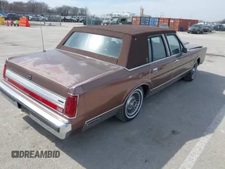 1988 Lincoln Town Car z VIN 1LNBM82F1JY730690, wystawiony jako IAAI lot #41749629 z przebiegiem 96 559 mil mil oraz . Historia ofert i sprzedaży dostępna na DreamBid. Obrazek 4.