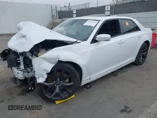 2022 Chrysler 300 S z VIN 2C3CCABG0NH190751, wystawiony jako IAAI lot #41782941 z przebiegiem Nie podano mil oraz . Historia ofert i sprzedaży dostępna na DreamBid. Obrazek 2.