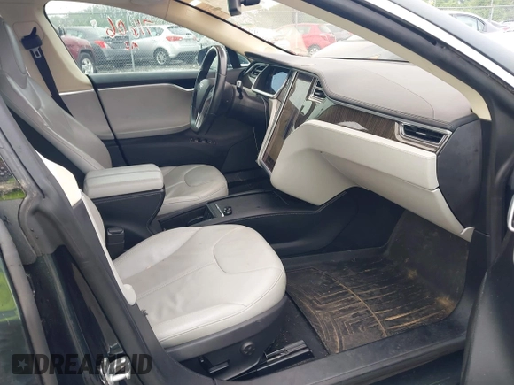 2013 Tesla Model S z VIN 5YJSA1DN2DFP07738, wystawiony jako IAAI lot #42433771 z przebiegiem 71 606 mil mil oraz . Historia ofert i sprzedaży dostępna na DreamBid. Obrazek 5.