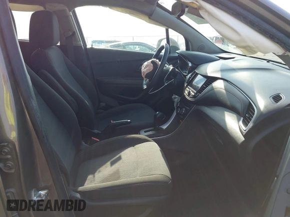 2020 Chevrolet Trax LS z VIN KL7CJKSB4LB334834, wystawiony jako IAAI lot #42332641 z przebiegiem 57 195 mil mil oraz . Historia ofert i sprzedaży dostępna na DreamBid. Obrazek 5.