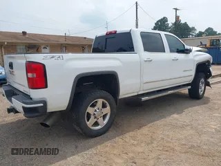 2015 GMC Sierra 2500HD Denali z VIN 1GT120E89FF190917, wystawiony jako IAAI lot #42271537 z przebiegiem 149 307 mil mil oraz . Historia ofert i sprzedaży dostępna na DreamBid. Obrazek 4.
