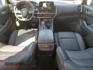 2024 Nissan Pathfinder SL z VIN 5N1DR3CA6RC251898, wystawiony jako Copart lot #50576295 z przebiegiem 19 683 mil mil oraz Szkoda całkowita • Salvage title. Historia ofert i sprzedaży dostępna na DreamBid. Obrazek 8.