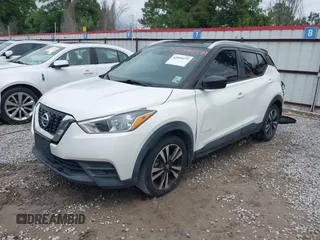 2020 Nissan Kicks SV z VIN 3N1CP5CV5LL527197, wystawiony jako IAAI lot #42099579 z przebiegiem 80 482 mil mil oraz . Historia ofert i sprzedaży dostępna na DreamBid. Obrazek 2.