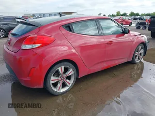 2015 Hyundai Veloster z VIN KMHTC6AD8FU227474, wystawiony jako IAAI lot #42188164 z przebiegiem 122 485 mil mil oraz . Historia ofert i sprzedaży dostępna na DreamBid. Obrazek 4.