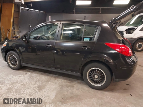 2011 Nissan Versa S z VIN 3N1BC1CPXBL497663, wystawiony jako IAAI lot #42340806 z przebiegiem 305 403 mil mil oraz . Historia ofert i sprzedaży dostępna na DreamBid. Obrazek 3.