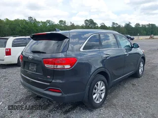 2017 Kia Sorento LX with VIN 5XYPG4A3XHG264438, listed as a IAAI auction lot 42135558 with 112,829 mi miles. Bid and sale history available at carsss.com. Image 4.