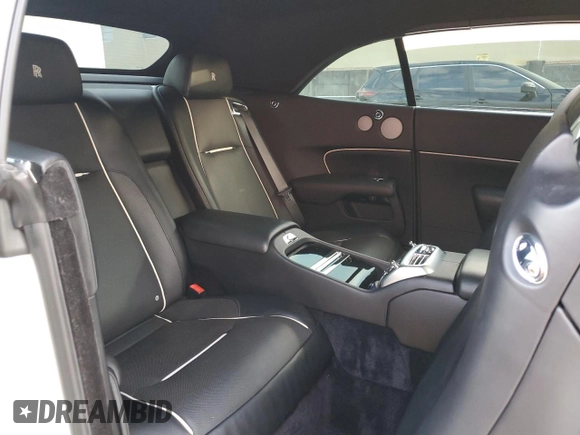 2016 Rolls-Royce Dawn z VIN SCA666D51GU102208, wystawiony jako Copart lot #83388274 z przebiegiem 25 930 mil mil oraz Szkoda całkowita • Salvage title. Historia ofert i sprzedaży dostępna na DreamBid. Obrazek 10.