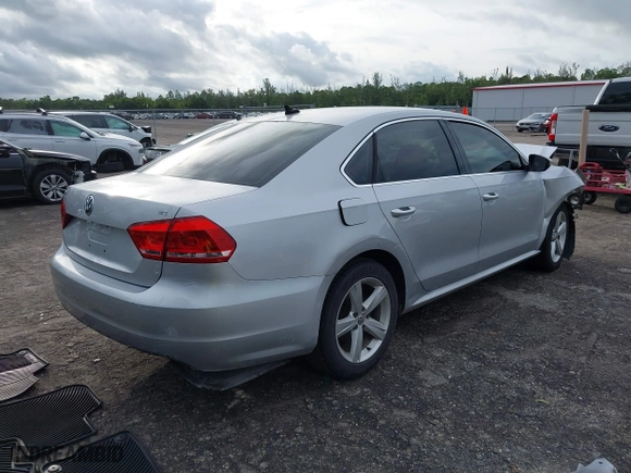2012 Volkswagen Passat SE with VIN 1VWBP7A38CC074580, listed as a IAAI auction lot 40556967 with 158,525 mi miles. Bid and sale history available at carsss.com. Image 4.
