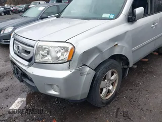 2009 Honda Pilot EX-L with VIN 5FNYF486X9B028209, listed as a IAAI auction lot 41959805 with 264,728 mi miles and . Bid and sale history available at carsss.com. Image 6.