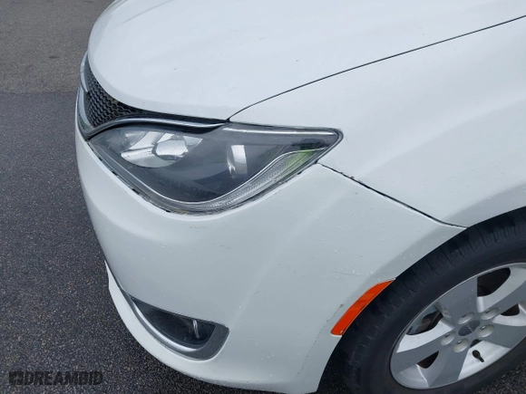 2020 Chrysler Pacifica Touring with VIN 2C4RC1FG4LR135808, listed as a IAAI auction lot 41932205 with 152,073 mi miles. Bid and sale history available at carsss.com. Image 6.