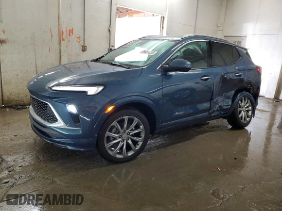 2024 Buick Encore GX Avenir с VIN KL4AMGSL2RB057630, выставлен на аукционе Copart как лот 89081825 с пробегом 6 096 миль миль и Списание • Salvage title. История ставок и продаж доступна на DreamBid. Изображение 1.