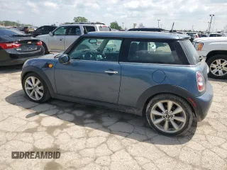 2011 MINI Hardtop z VIN WMWSU3C57BT095497, wystawiony jako Copart lot #55972645 z przebiegiem 132 947 mil mil oraz Szkody całkowita. Historia ofert i sprzedaży dostępna na DreamBid. Obrazek 2.