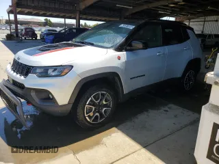2024 Jeep Compass Trailhawk z VIN 3C4NJDDN2RT144990, wystawiony jako Copart lot #63287855 z przebiegiem 37 665 mil mil oraz Czysty tytuł • Clean title. Historia ofert i sprzedaży dostępna na DreamBid. Obrazek 1.