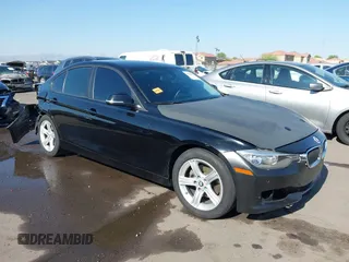 2015 BMW 3 Series 320i z VIN WBA3B1C5XFK136411, wystawiony jako IAAI lot #42408367 z przebiegiem 131 978 mil mil oraz . Historia ofert i sprzedaży dostępna na DreamBid. Obrazek 1.