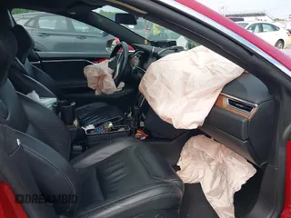 2016 Tesla Model S 90D z VIN 5YJSA1E4XGF171244, wystawiony jako IAAI lot #42584589 z przebiegiem 85 412 mil mil oraz . Historia ofert i sprzedaży dostępna na DreamBid. Obrazek 5.