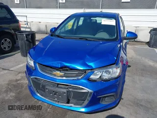 2019 Chevrolet Sonic LS z VIN 1G1JB5SBXK4135968, wystawiony jako IAAI lot #42333837 z przebiegiem 62 427 mil mil oraz . Historia ofert i sprzedaży dostępna na DreamBid. Obrazek 6.