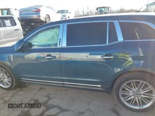 2016 Lincoln MKT EcoBoost z VIN 2LMHJ5AT4GBL02910, wystawiony jako IAAI lot #41192092 z przebiegiem 76 999 mil mil oraz . Historia ofert i sprzedaży dostępna na DreamBid. Obrazek 15.