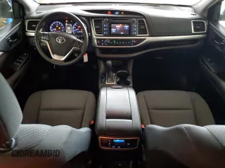 2019 Toyota Highlander LE z VIN 5TDZZRFH4KS310635, wystawiony jako Copart lot #56119985 z przebiegiem 67 360 mil mil oraz Szkoda całkowita • Salvage title. Historia ofert i sprzedaży dostępna na DreamBid. Obrazek 8.