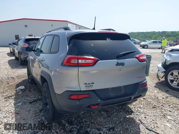 2017 Jeep Cherokee Trailhawk z VIN 1C4PJMBSXHW601720, wystawiony jako IAAI lot #42237975 z przebiegiem 92 239 mil mil oraz . Historia ofert i sprzedaży dostępna na DreamBid. Obrazek 3.