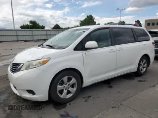 2013 Toyota Sienna LE AAS z VIN 5TDKK3DC2DS346157, wystawiony jako Copart lot #59097945 z przebiegiem 142 075 mil mil oraz Szkoda całkowita • Salvage title. Historia ofert i sprzedaży dostępna na DreamBid. Obrazek 1.