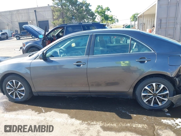 2008 Toyota Camry LE z VIN 4T4BE46K78R040785, wystawiony jako IAAI lot #42338481 z przebiegiem 90 926 mil mil oraz . Historia ofert i sprzedaży dostępna na DreamBid. Obrazek 14.