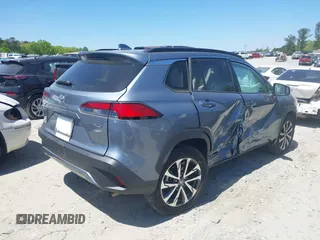2023 Toyota Corolla Cross XLE z VIN 7MUDAABG7PV049417, wystawiony jako IAAI lot #42037055 z przebiegiem 28 325 mil mil oraz . Historia ofert i sprzedaży dostępna na DreamBid. Obrazek 4.