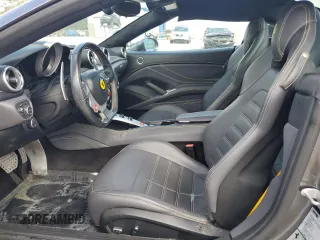 2015 Ferrari California T z VIN ZFF77XJA3F0206563, wystawiony jako Copart lot #73751534 z przebiegiem Nie podano mil oraz Szkody całkowita. Historia ofert i sprzedaży dostępna na DreamBid. Obrazek 7.