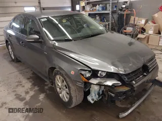 2014 Volkswagen Passat Wolfsburg Edition z VIN 1VWAT7A31EC080098, wystawiony jako IAAI lot #41719111 z przebiegiem 166 828 mil mil oraz . Historia ofert i sprzedaży dostępna na DreamBid. Obrazek 1.