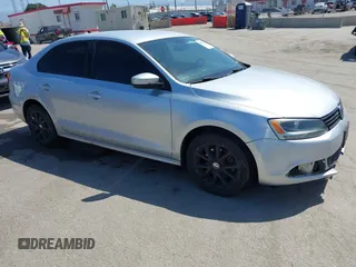 2011 Volkswagen Jetta SE z VIN 3VWDZ7AJ4BM394140, wystawiony jako IAAI lot #42284735 z przebiegiem 177 495 mil mil oraz . Historia ofert i sprzedaży dostępna na DreamBid. Obrazek 1.