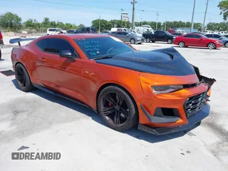 2023 Chevrolet Camaro ZL1 z VIN 1G1FK1R69P0104359, wystawiony jako IAAI lot #42124070 z przebiegiem 20 934 mil mil oraz . Historia ofert i sprzedaży dostępna na DreamBid. Obrazek 1.
