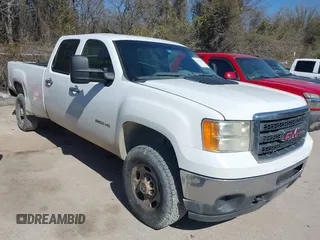 2011 GMC Sierra 2500HD z VIN 1GT11ZCG3BF193565, wystawiony jako IAAI lot #41570635 z przebiegiem 331 183 mil mil oraz . Historia ofert i sprzedaży dostępna na DreamBid. Obrazek 1.