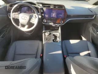 2024 Lexus RZ 450e Premium z VIN JTJAAAAB7RA025151, wystawiony jako Copart lot #51349665 z przebiegiem 6607 mil mil oraz Szkody całkowita. Historia ofert i sprzedaży dostępna na DreamBid. Obrazek 8.