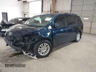 2011 Toyota Sienna XLE AAS z VIN 5TDYK3DC1BS130064, wystawiony jako IAAI lot #42600155 z przebiegiem 139 078 mil mil oraz . Historia ofert i sprzedaży dostępna na DreamBid. Obrazek 2.