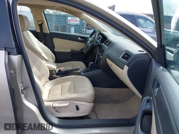 2014 Volkswagen Jetta SE z VIN 3VWD17AJ9EM247789, wystawiony jako IAAI lot #41934417 z przebiegiem 190 975 mil mil oraz . Historia ofert i sprzedaży dostępna na DreamBid. Obrazek 5.